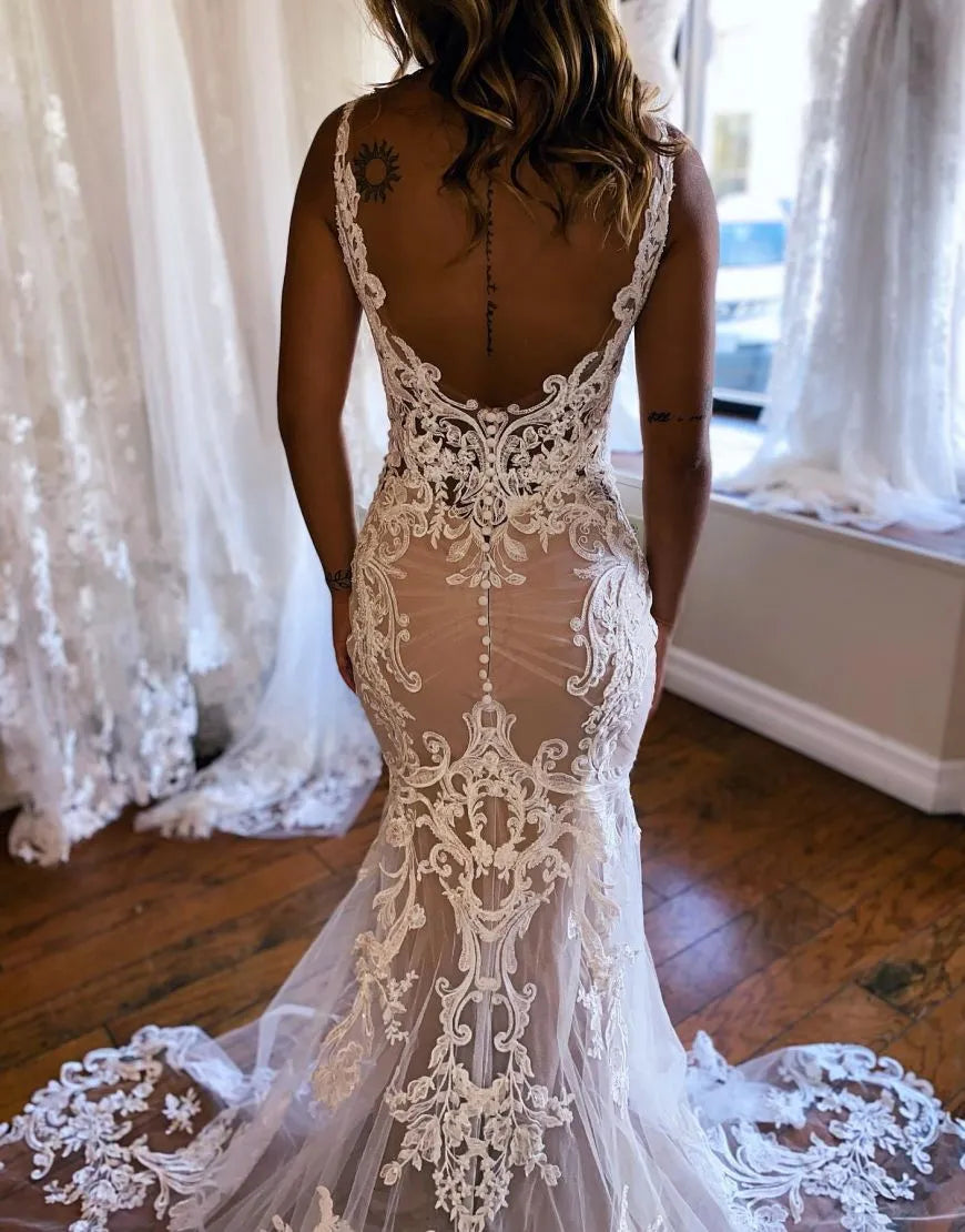 Precioso vestido de novia de sirena color champán oscuro con apliques